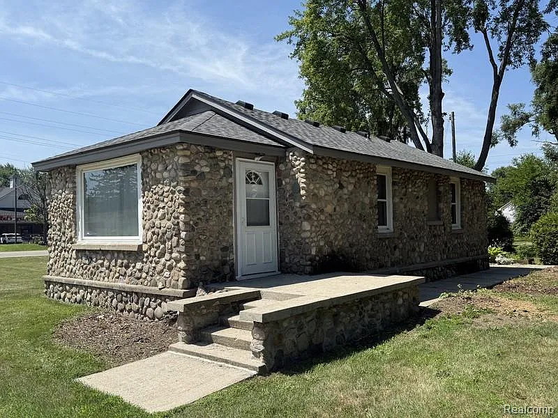 2 bed, 1.0 bath, 812 sqft, $1,395 — Photo 2