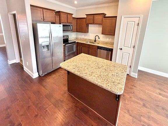 5th image of 807 Magnolia Ln