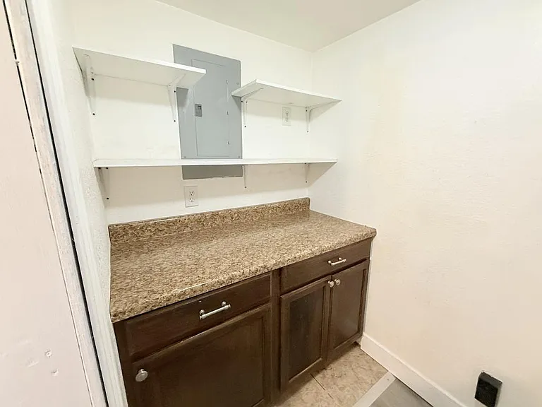 610 W Avenue B — Photo 19