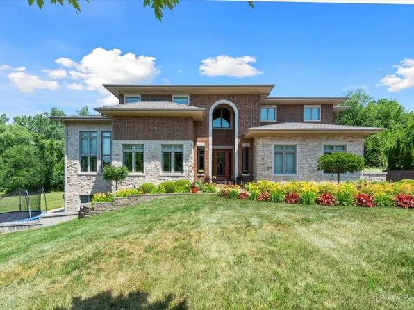 7N627 East Dr, South Elgin, IL 60177