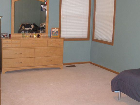 Large Master w/walk in closet