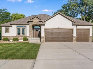 2832 NE Parkview Ln, Lees Summit, MO 64086