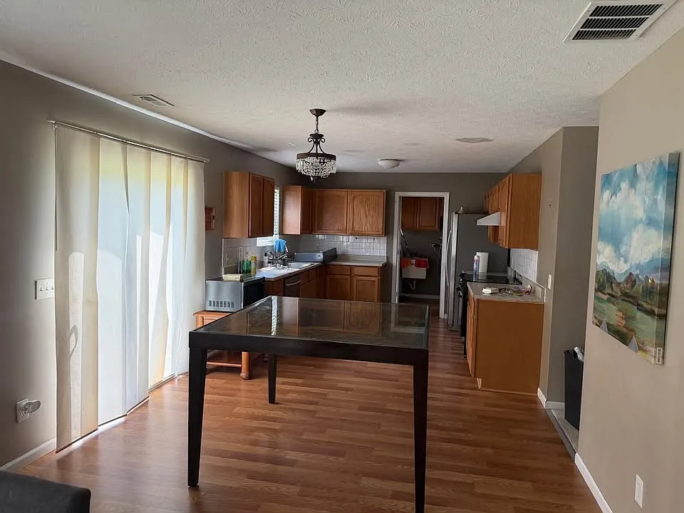 4 bed, 2900 sqft, $2,425 — Photo 3