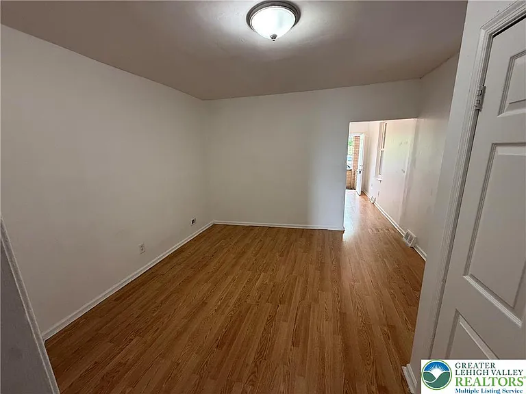 1113 E 4th St #1 — Photo 3