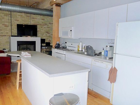 3rd image of 2911 N Western Ave APT 201