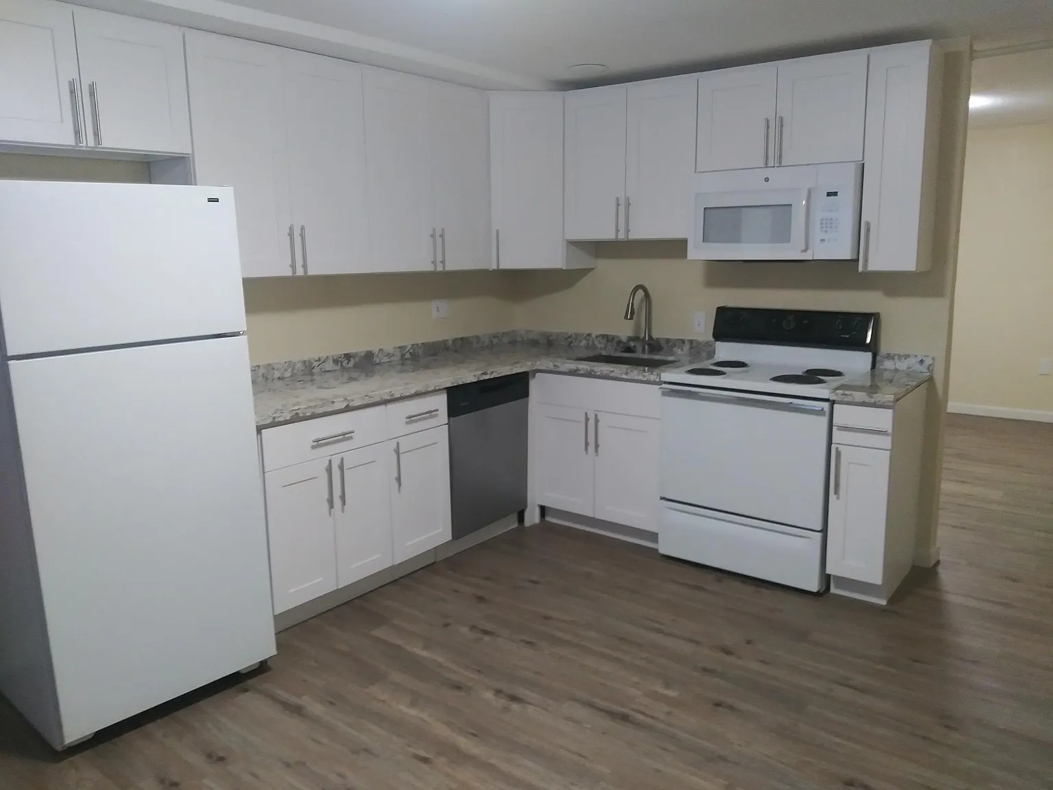 2 bed, 1000 sqft, $1,800 — Photo 3