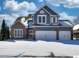 17303 William Cir, Omaha, NE 68130