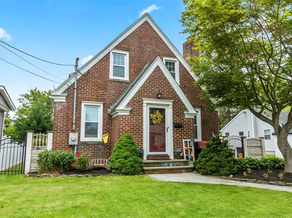 14 Kelly Court, Kings Park, NY 11754