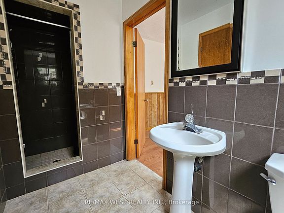 5th image of 99 Fairglen Ave