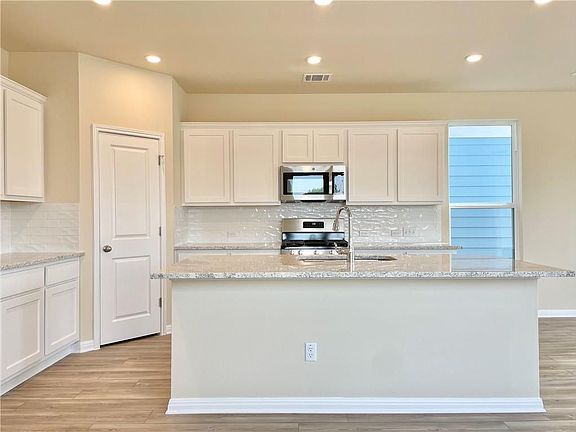 4th image of 381 Blue Oasis Ln