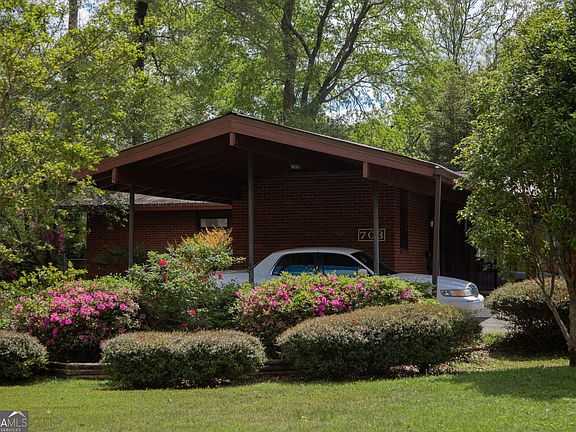 3rd image of 703 Greenwood Rd