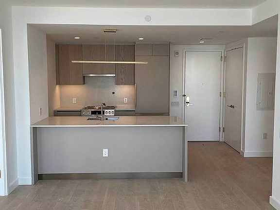 3rd image of 3 Court Sq APT 5410