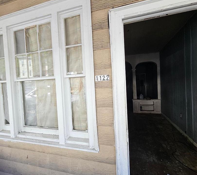 2nd image of 1122 E Centre St
