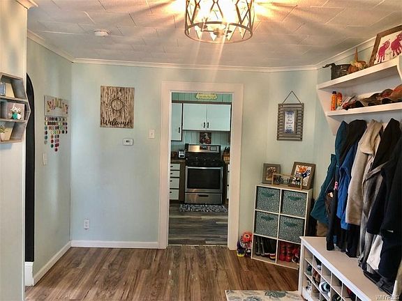 5th image of 109 E Elm St