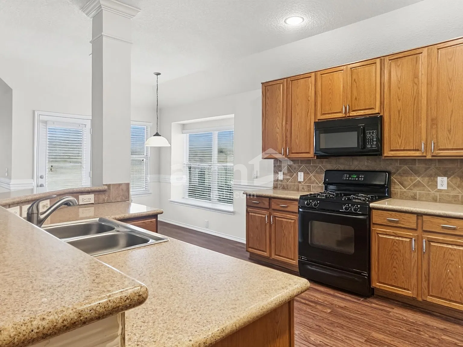 3 bed, 2.0 bath, 1749 sqft, $2,050 — Photo 3