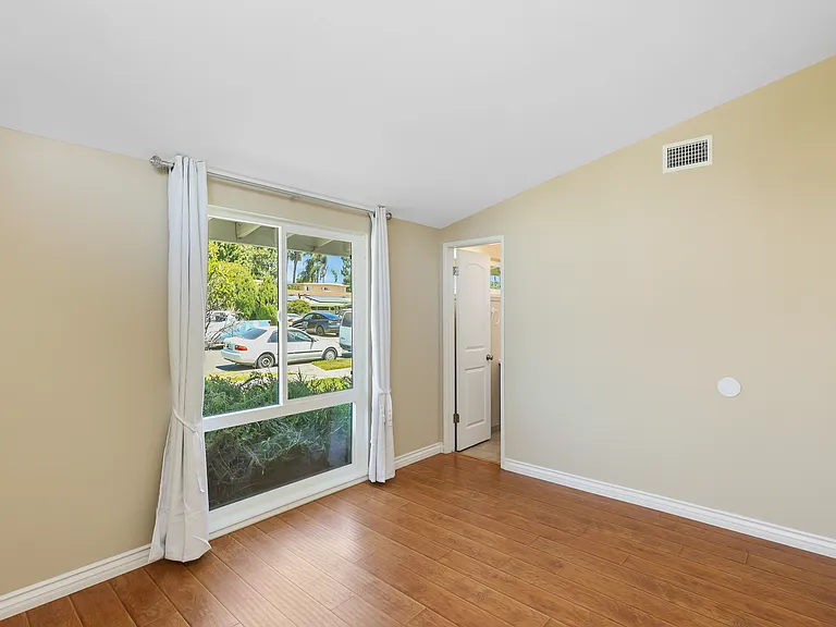 526 N Emerald Dr — Photo 18