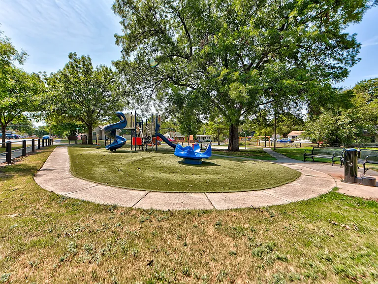 204 S Stewart Ave — Photo 30