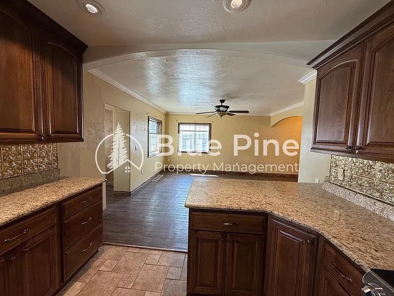 4 bed, 2.0 bath, 2824 sqft, $1,595 — Photo 4