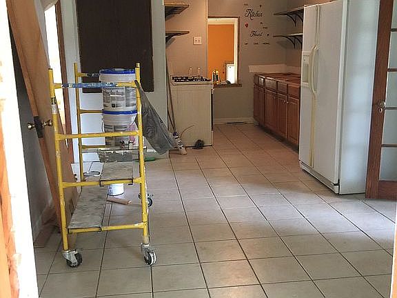 lrg eat in kitchen w/pantry