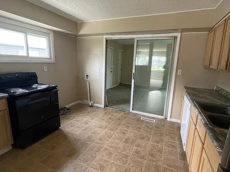 937 Dingledine Ave — Photo 8