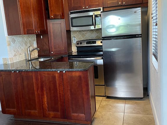3rd image of 413 SE 16th St APT 3