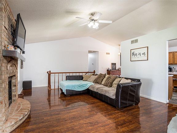 5th image of 828 Robert Dr