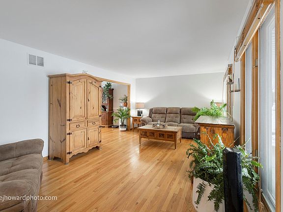 3rd image of 2821 Abbington Dr