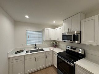 5th image of 818 3/4 E 87th Pl