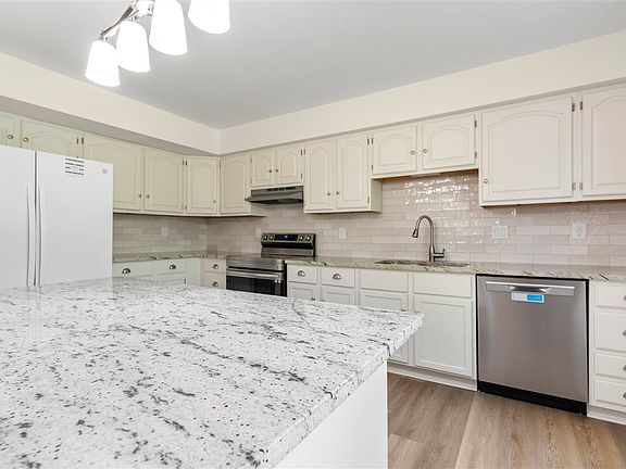 5th image of 615 W Sovers St