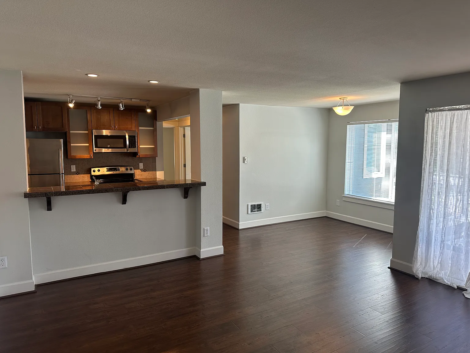 2 bed, 840 sqft, $2,500 — Photo 2