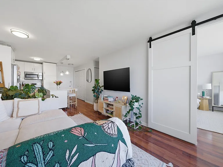 1455 N Sandburg Ter #1107 — Photo 7