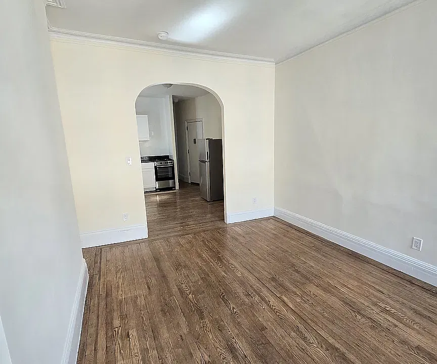 196 W 10th St #5A