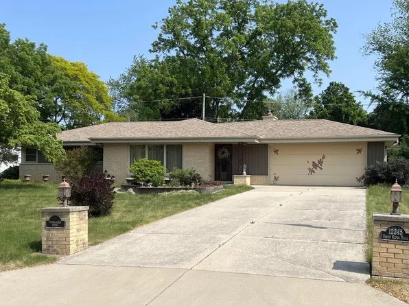 12245 North Ridge TRAIL, Hales Corners, WI 53130