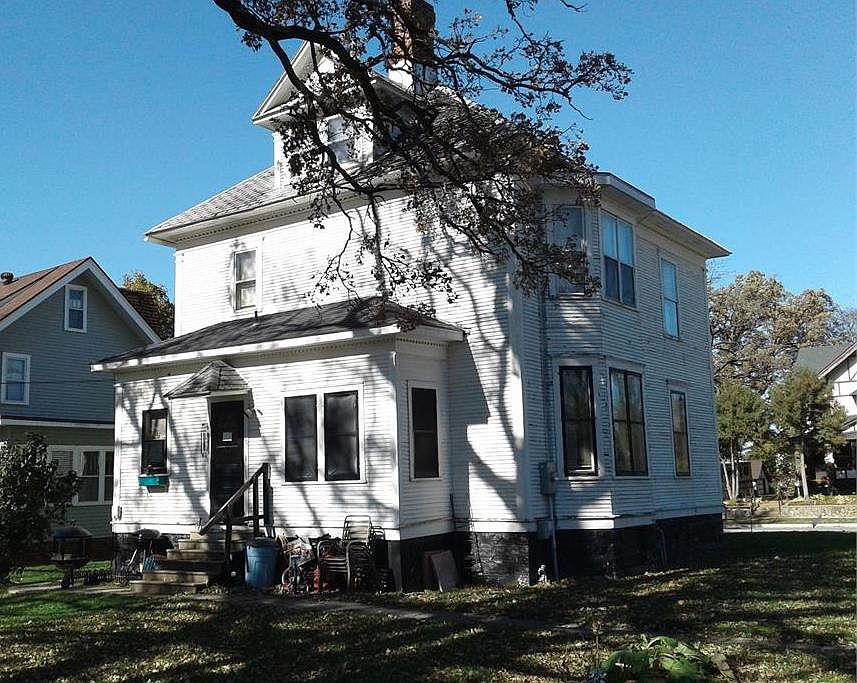 1st image of 716 Elm Ave E