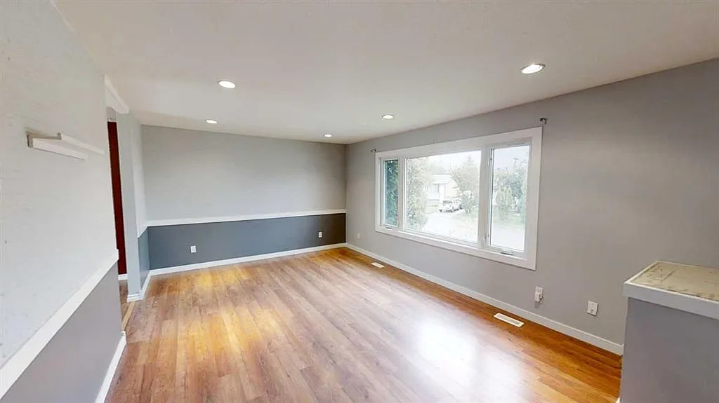 5 bed, 2.5 bath, 1298 sqft, $2,400 — Photo 2