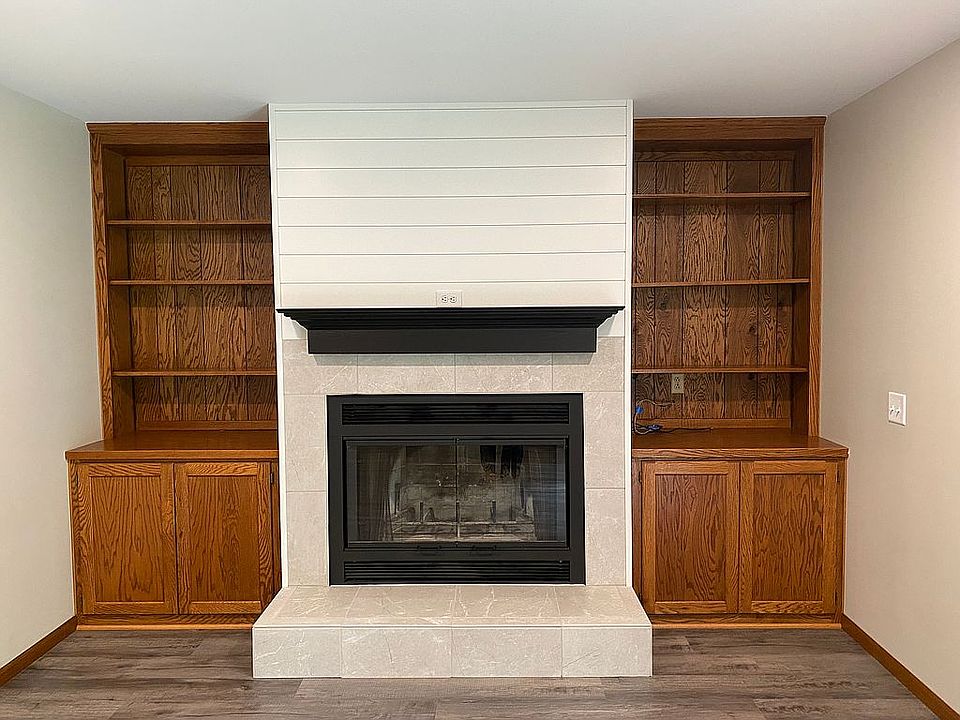  Fam rm fireplace/built-ins