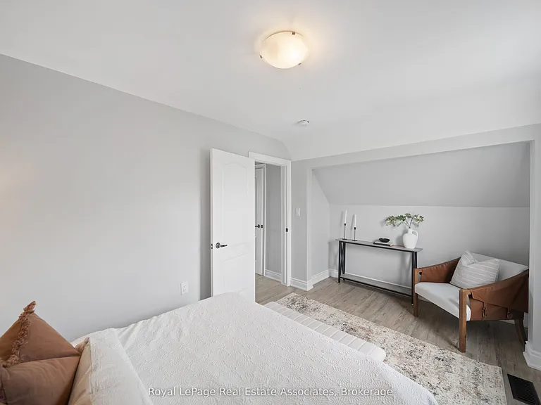 305 Weir St N #UPPER — Photo 13