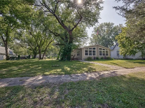 935 S Locust St, Ottawa, KS 66067