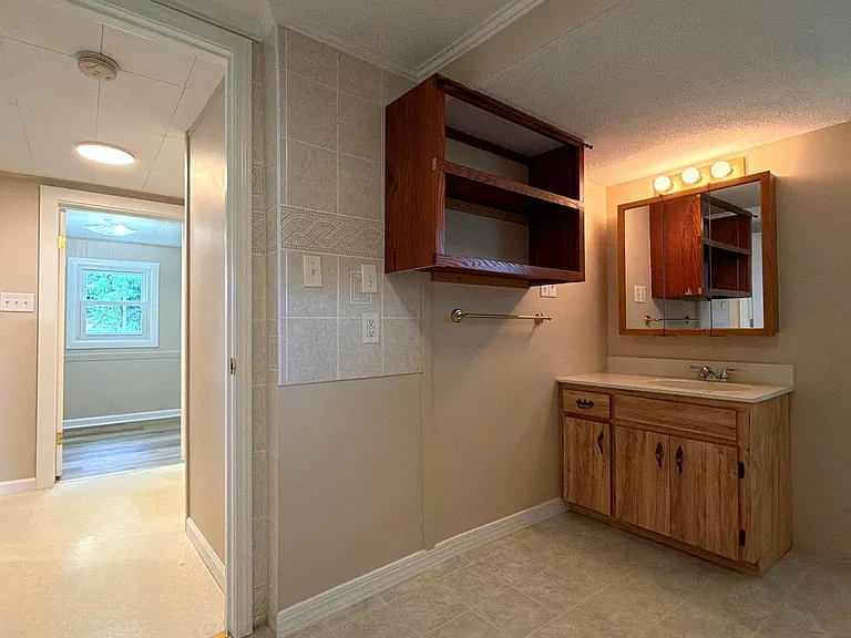 540 Oakwood St — Photo 3