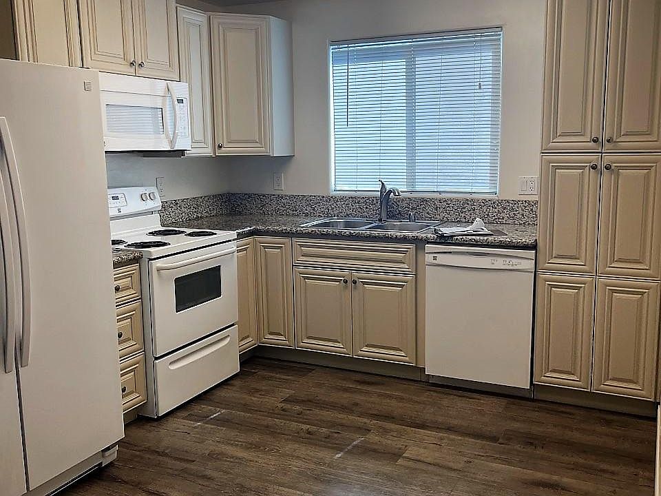 1st image of 12360 Lakeshore Dr #4