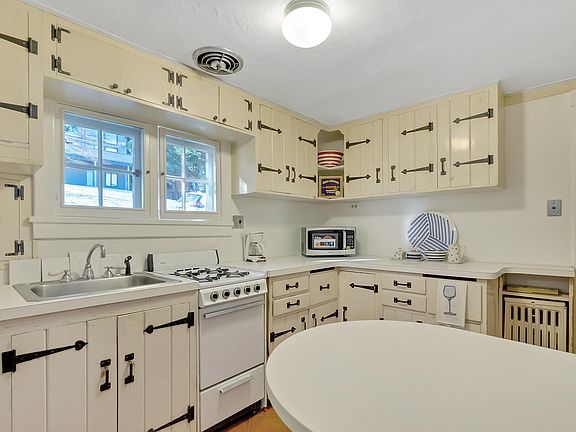4th image of 34 Gilbert St