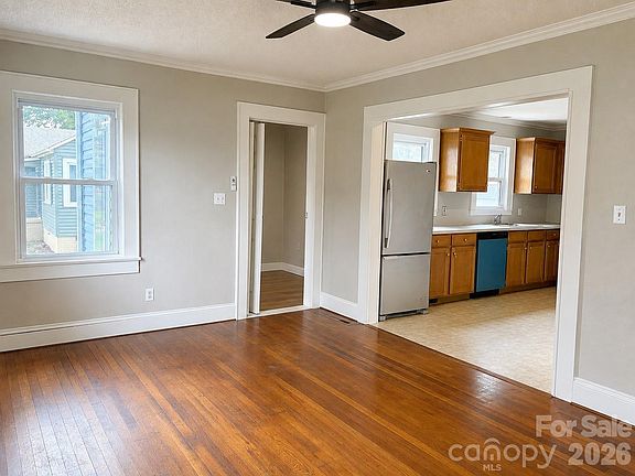 4th image of 802 3rd St SE