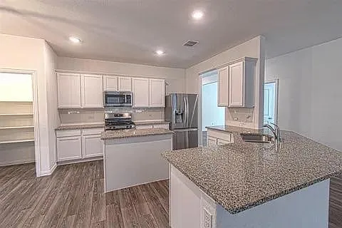 4 bed, 1998 sqft, $2,550 — Photo 2