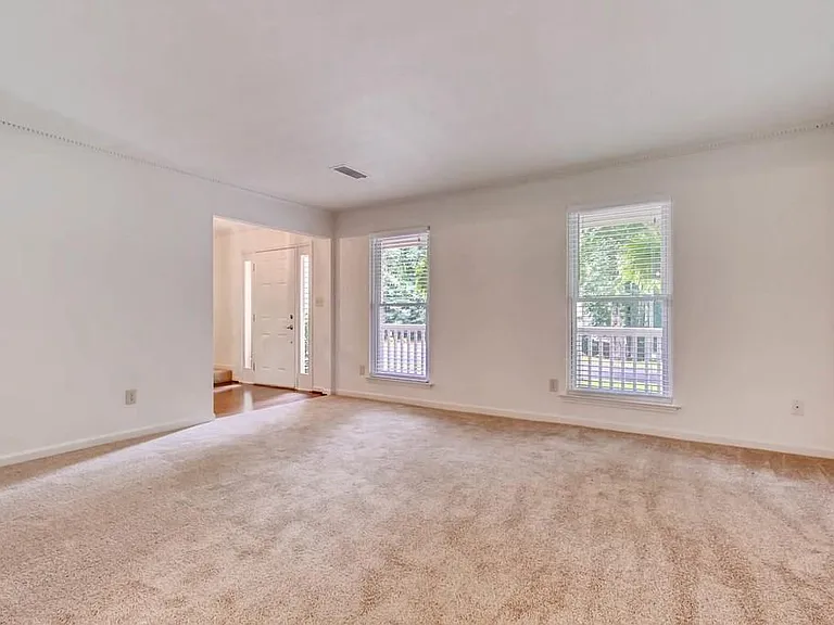 4371 Heritage Glen Ct — Photo 3