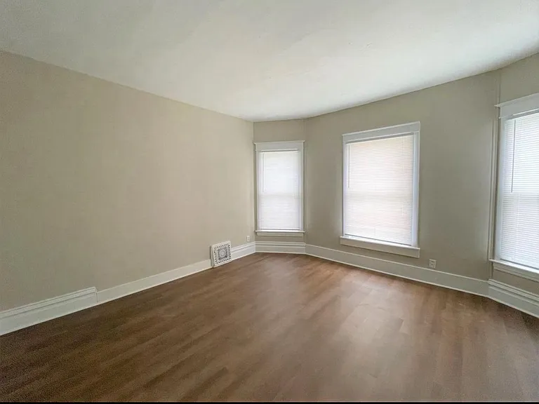 902 Davis St — Photo 9