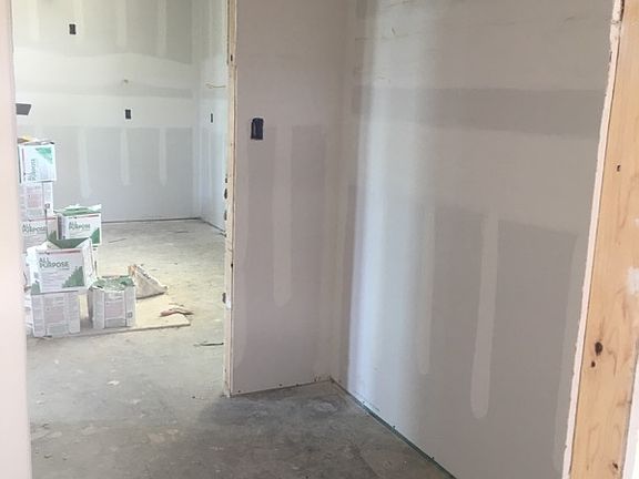 3rd image of 208 Yorktown Blvd
