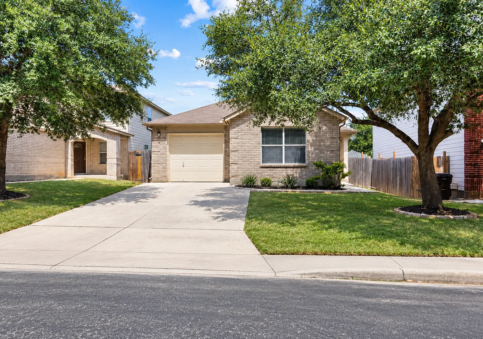 3 Bedroom 2 bath Sunset Subdivision — Photo 1