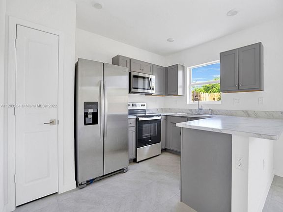 2nd image of 319 NE 5th Pl