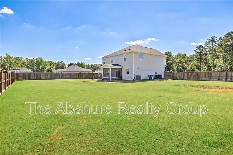 4 bed, 3.0 bath, 2444 sqft, $2,400 — Photo 2