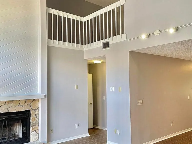 1185 Romaine Cir W — Photo 7